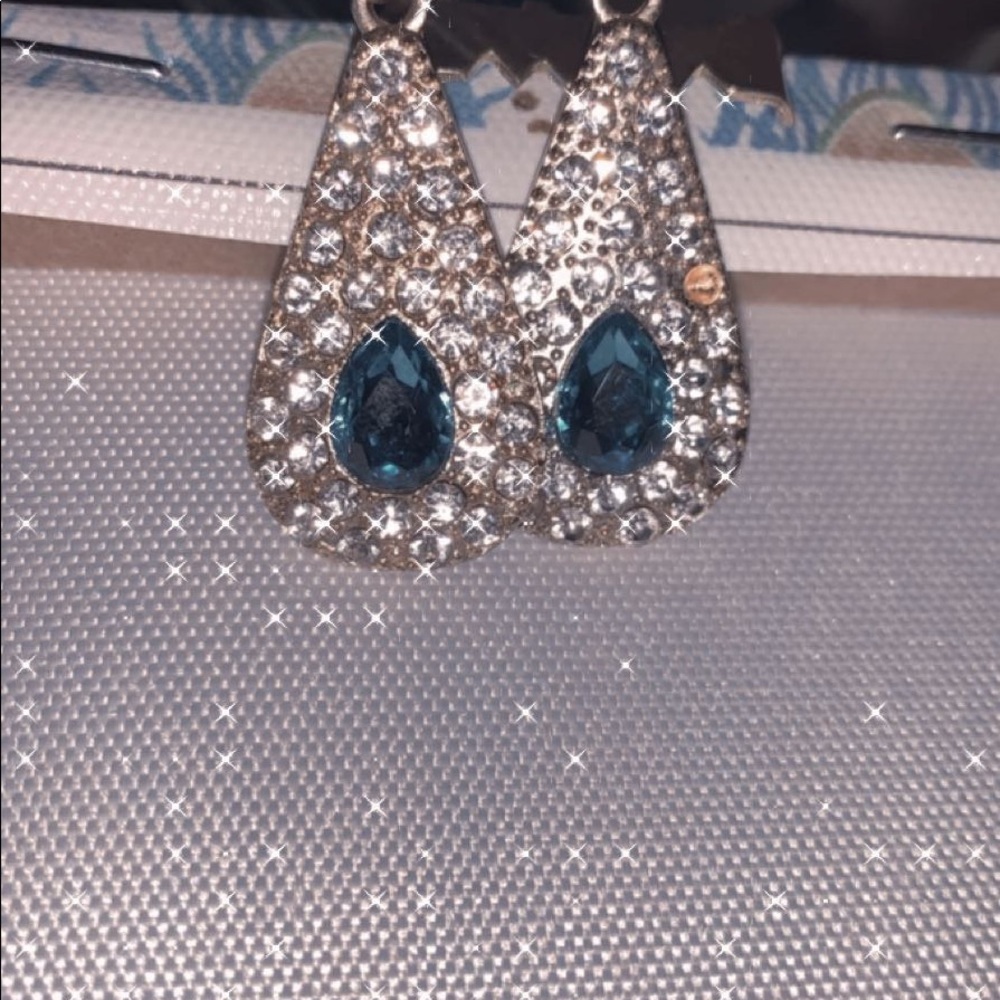 Earings - Picture 2 of 4